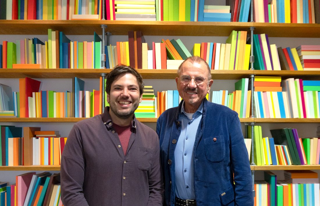 Veit Rudolph und Hans Karl Friedrich Schmidt vor einem Bücherregal