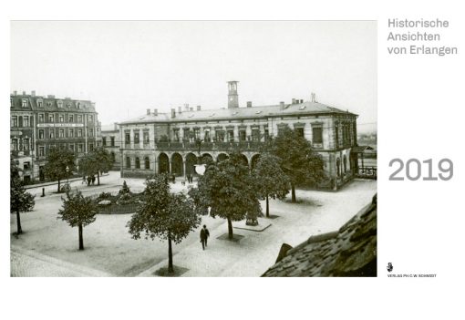 Auf 13 Schwarz/Weiß-Fotografien aus den Beständen des Stadtarchivs Erlangen vermittelt der Monatskalender Ansichten Erlangens aus der ersten Hälfte des 20. Jahrhunderts: Bahnhofsplatz und Hugenottenplatz, Botanischer Garten und Röthelheimbad, Ludwigskanal und Burgbergtunnel.