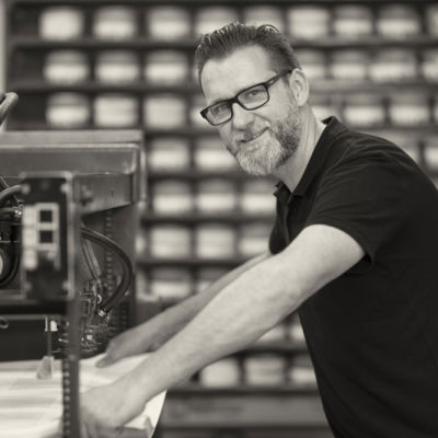 <strong>Markus Hofmann</strong> <br/><br/> Drucker<br/> Telefon: 0 91 61/88 60-30 <br/><br/> Mein Name ist Markus Hofmann und ich bin der Drucker in der -Verlagsdruckerei Schmidt.
Im Jahr 1975 erblickte ich das Licht der Welt und habe nach meiner Schulzeit eine Ausbildung zum Drucker 1990 bei „Druck und Papier Meyer“ in Scheinfeld begonnen.
Im Jahr 2000 wechselte ich meinen Arbeitsplatz zu Appl Druck nach Würzburg.
Nach ein paar Jahren zog ich zusammen mit meiner Frau, zwei Kindern und unserem Hund dann nach Markt Taschendorf.
Seit Oktober 2018 gehöre ich nun zur Verlagsdruckerei Schmidt. Meine Aufgabe im Haus liegt darin, fachmännisch unsere Druckmaschinen zu bedienen und diverse Druckprodukte – von Anzeigenblättern bis zu wissenschaftlichen Werken – in einem guten Druckbild erscheinen zu lassen. Markus Hofmann