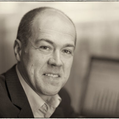 <strong>Klaus Bogner</strong> <br/><br/> Inhaber: seowebb Internetmarketing<br/> Telefon: 0 91 63/99 66 80<br/> E-Mail: info@seowebb.de <br/><br/> Seit mehreren Jahren berate ich die Verlagsdruckerei Schmidt beim Internetauftritt. Dazu gehörten diverse Webseiten, sowie die Programmierung des Shops „dieschwarzdrucker.de“. Auch diese Website durfte ich in Zusammenarbeit mit Mitarbeitern der Verlagsdruckerei Schmidt erstellen.<br/> Ein weiterer Schwerpunkt meiner Tätigkeit ist die Erstellung und Betreuung von Adwords Kampagnen sowie die Suchmaschinenoptimierung der Webseiten. Klaus Bogner
