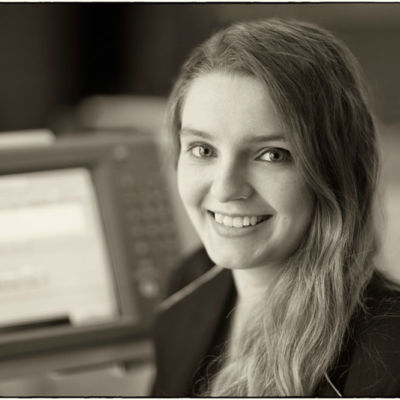 <strong>Laura Hitz</strong> <br/><br/>Mediengestalterin<br/> Telefon: 0 91 61/88 60-27<br/> E-Mail: lhitz@verlagsdruckerei-schmidt.de <br/><br/>Hallo!
Nachdem ich meine Ausbildung im Jahr 2015 im Haus der Verlagsdruckerei Schmidt begann, bin ich nun seit Sommer 2018 eine vollwertige Mitarbeiterin.
Ab jetzt bin ich voll und ganz für Sie da, wenn es um Sachen Datenprüfung, Satz, Bildbearbeitung und vieles mehr geht.
Mein Hund Finn ist ebenfalls seit 2016 jeden Tag bei mir mit dabei.
Also dann, wir freuen uns auf Ihren nächsten Besuch im Haus Schmidt und würden uns freuen, Sie bei Ihrem Werk begleiten zu dürfen. Laura Hitz
