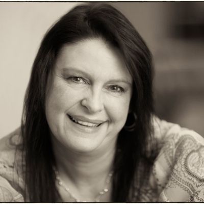 <strong>Karin Müller</strong> <br/><br/> Sekretariat / Anzeigenannahme<br/> Telefon: 0 91 61/88 60-0<br/> E-Mail: empfang@verlagsdruckerei-schmidt.de <br/><br/> Hallo, mein Name ist Karin Müller und ich bin seit dem 2. Januar 2013 bei der Verlagsdruckerei Schmidt am Empfang tätig. Meine Tätigkeiten bei der VDS umfassen u. a. die Anzeigenannahme für die Fränkische Landeszeitung (persönlich und telefonisch), als auch das Bearbeiten von Buchbestellungen. Außerdem „laufen bei mir alle Drähte zusammen“, da ich Sie telefonisch mit dem richtigen Ansprechpartner im Haus verbinde. In meiner Freizeit bin ich eine leidenschaftliche Zuckerbäckerin und auch meine Kollegen dürfen sich über das ein oder andere Kuchenstück freuen. Ich grüße Sie ganz herzlich aus meiner Heimatstadt Neustadt an der Aisch, Ihre Karin Müller. Karin Müller